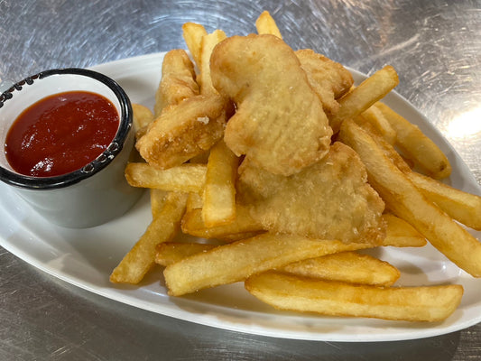 Kids Nuggets and chips served with tomato sauce